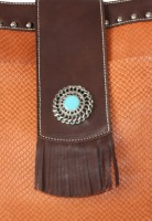 /album/fotogaleria-bolso-apache-cow/bolso-marron-grabado-delantero-detalle-jpg/